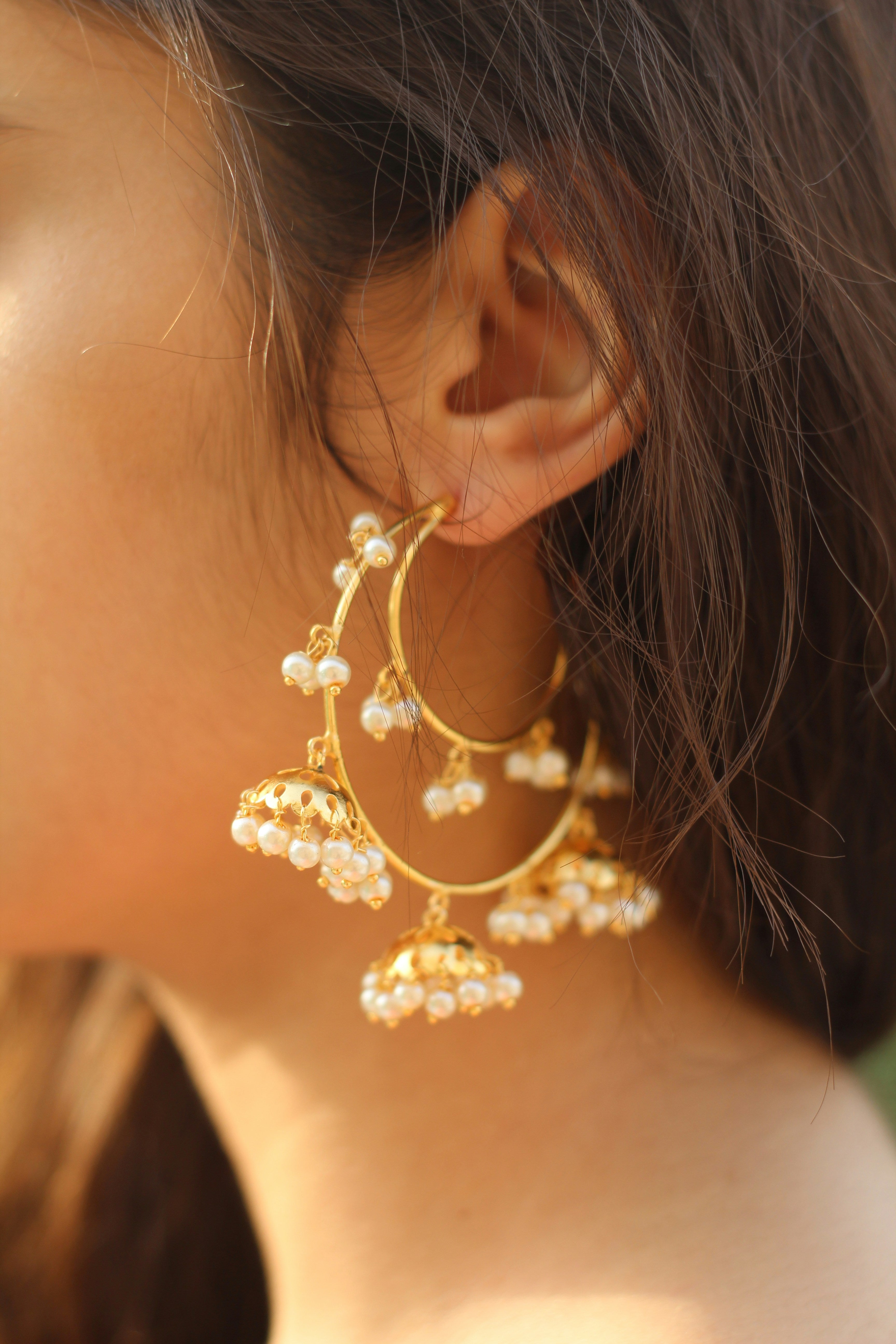 white baroque dangling earrings